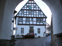 Torbogen Glockenturm - Haus Sepia
