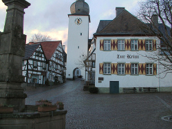 Maximilianbrunnen mit Glockenturm
